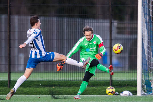 Odenses Bashkim Kadrii och Helsingborgs målvakt Anders