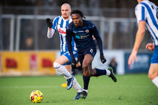 Odenses Aron Elis Thrandarson och Helsingborgs Noel Mbo