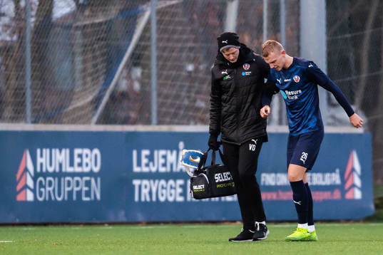 Helsingborgs Jakob Voelkerling Persson får hjälp av planen