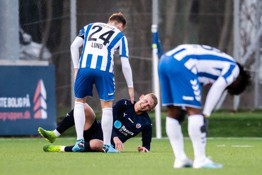Helsingborgs Jakob Voelkerling Persson har ont
