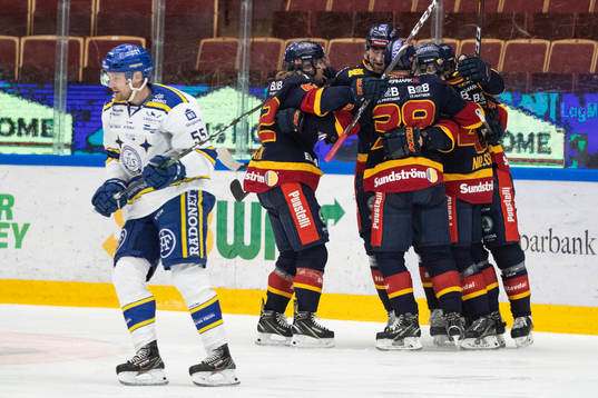 Djurgårdens Tom Nilsson jublar med lagkamrater