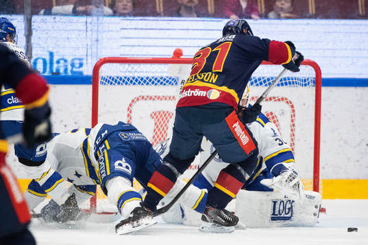Djurgårdens Dick Axelsson framför Leksands målvakt Janne