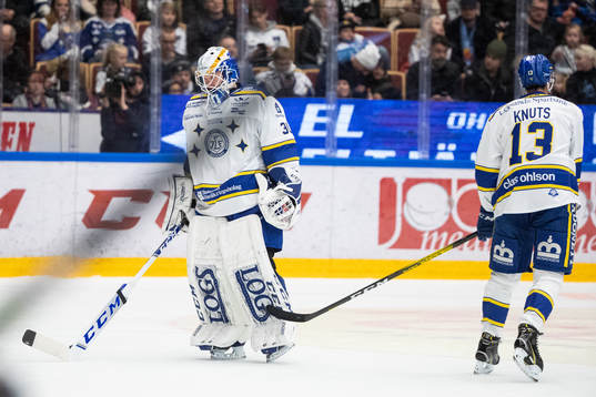 Leksands målvakt Janne Juvonen deppar och lämnar isen