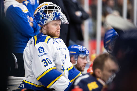 Leksands målvakt Janne Juvonen deppar i båset