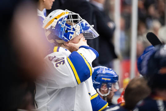 Leksands målvakt Janne Juvonen deppar i båset