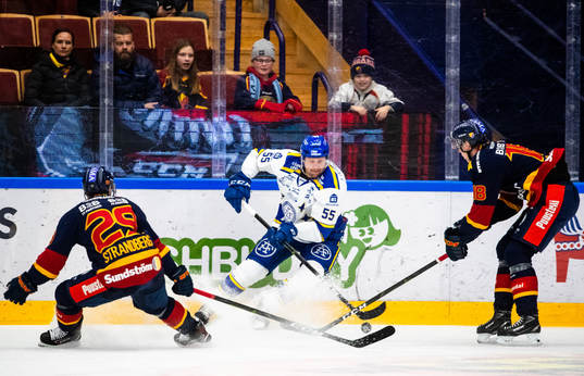 Leksands Jonas Ahnelöv i en kamp mot Djurgårdens