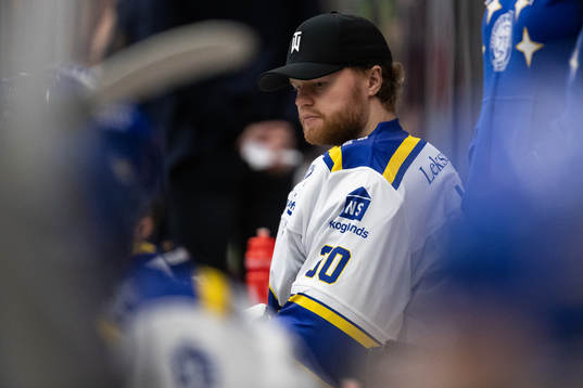 Leksands målvakt Janne Juvonen deppar i båset