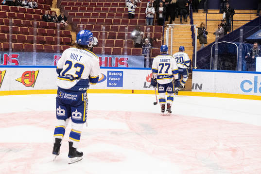 Leksands spelarna deppar och lämnar isen