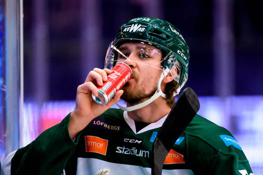 Färjestads Linus Johansson dricker coca cola