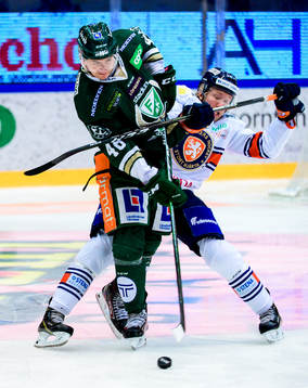 Färjestads Michael Latta och Växjös Marcus Sylvegård