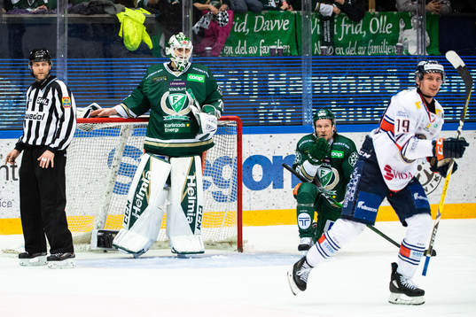 Färjestads målvakt Arvid Holm och Jesper Olofsson deppar