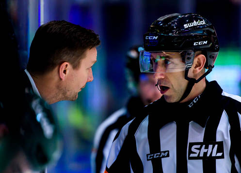 Färjestads huvudtränare Johan Pennerborn i samtal med