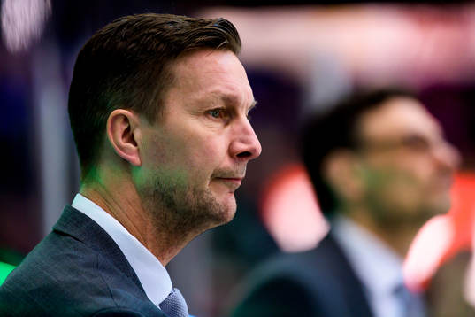 Färjestads huvudtränare Johan Pennerborn deppar