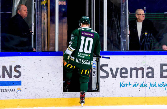 Färjestads Marcus Nilsson åker av isen