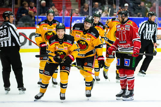 Luleås Einar Emanuelsson jublar samtidigt som Örebros