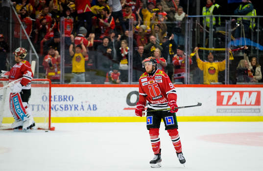 Örebros Robin Kovacs deppar vid 0-2 och Luleås klacken