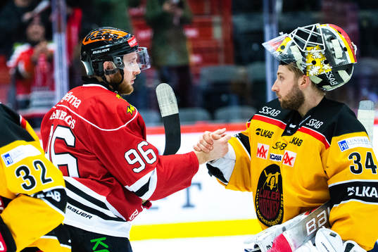 Örebros Robin Kovacs och Luleås målvakt Joel Lassinantti