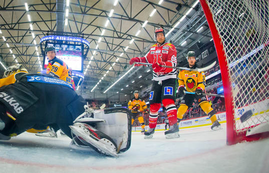 Örebros Mathias Bromé jublar vid Örebro 2-2 mål och