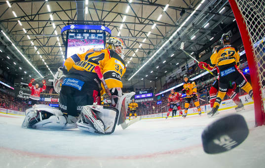 Örebros Marcus Weinstock gör 1-2 på Luleås målvakt
