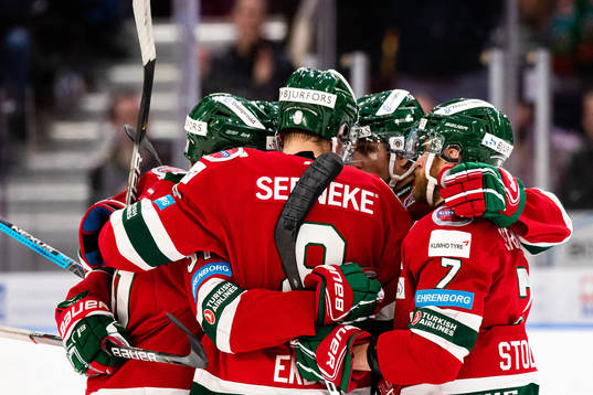 Frölundas spelare jublar med Nicklas Lasu
