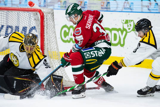 Brynäs målvakt Joacim Eriksson mot Frölundas Nicklas Lasu