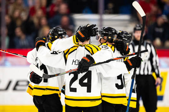 Brynäs spelare jublar med Nicklas Danielsson