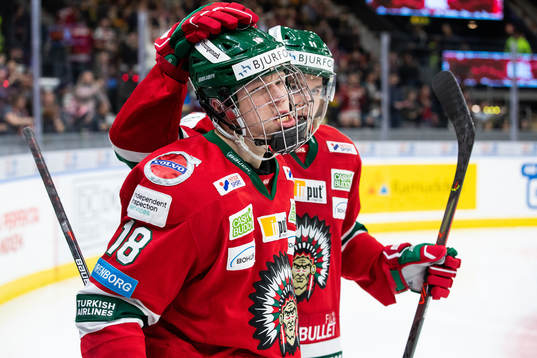Frölundas Lucas Raymond jublar ihop med Samuel Fagemo