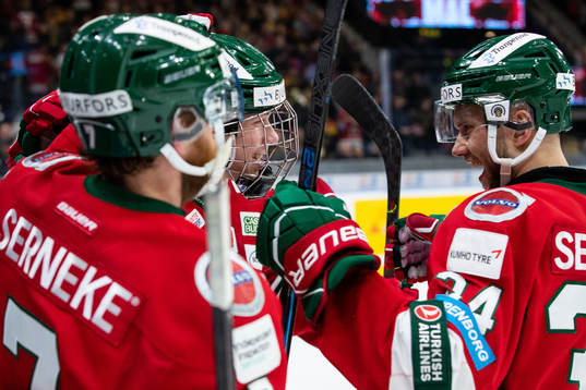 Frölundas Lucas Raymond jublar ihop med lagkamrater