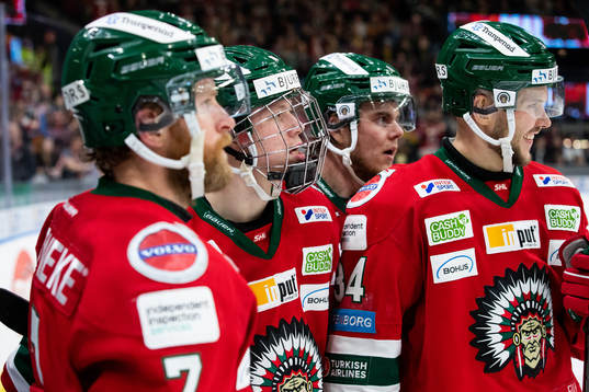 Frölundas Lucas Raymond jublar ihop med lagkamrater