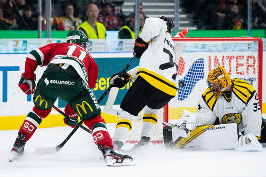 Frölundas Samuel Fagemo skjuter 6-3 bakom Brynäs målvakt