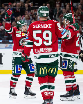 Frölundas Ryan Lasch jublar ihop med Joel Lundqvist