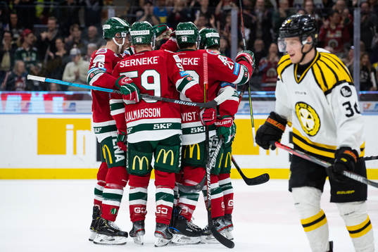 Frölundas Ryan Lasch jublar med lagkamrater