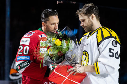 Frölundas Joel Lundqvist uppvaktas av Brynäs Jonathan