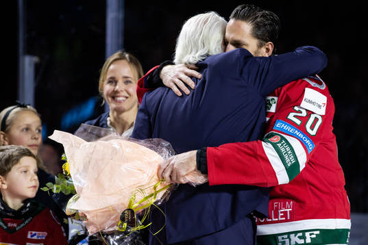 Frölundas Joel Lundqvist uppvaktas för sina 1000 spelade