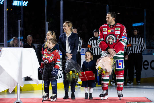 Frölundas Joel Lundqvist med familj uppmärksammas för