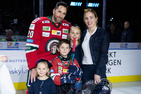 Frölundas Joel Lundqvist med familj innan ishockeymatchen