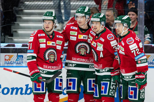 Frölundas Johan Sundström jublar med lagkamrater