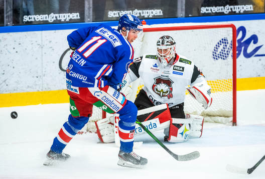 Oskarshamns Joakim Thelin och Malmö Redhawks målvakt Lars