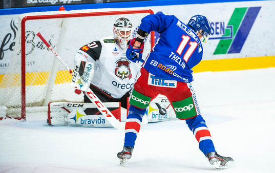 Oskarshamns Joakim Thelin och Malmö Redhawks målvakt Lars