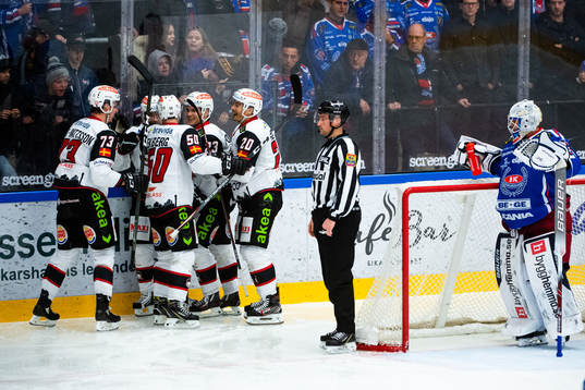 Malmö Redhawks spelare jublar med Johan Olofsson