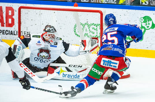 Oskarshamns Johannes Salmonsson och Malmö Redhawks