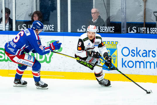 Oskarshamns Arsi Piispanen och Malmö Redhawks Frederik