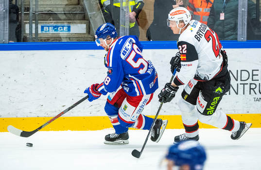 Oskarshamns Oskar Nilsson och Malmö Redhawks Lars Bryggman