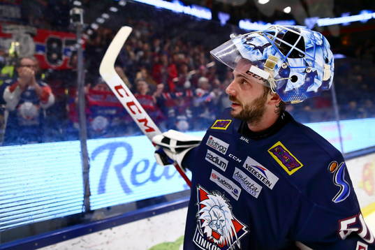Linköpings målvakt Jonas Gustavsson tackar supportrarna