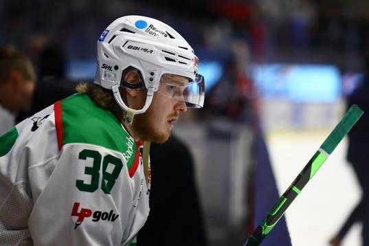 Rögles Erik Andersson sitter kvar en stund i båset