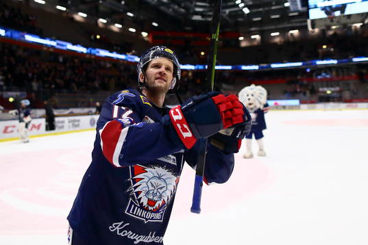 Linköpings Sebastian Karlsson tackar supportrarna