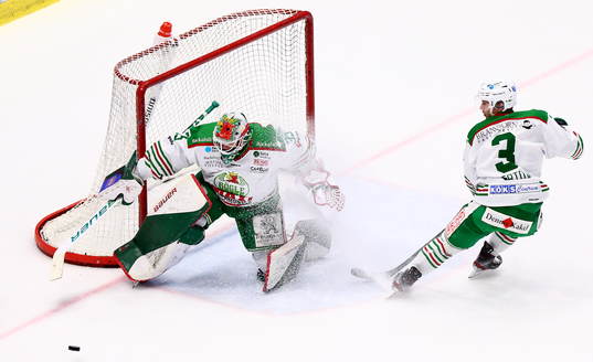 Rögles målvakt Roman Will och Daniel Bertov