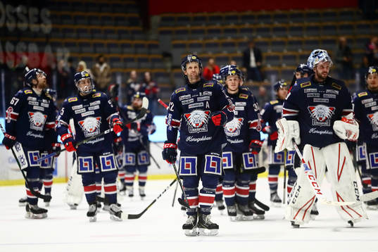 Linköpings Sebastian Karlsson med sina lagkamrater