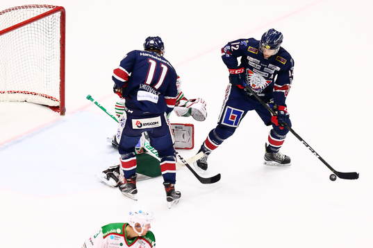 Linköpings Sebastian Karlsson med pucken