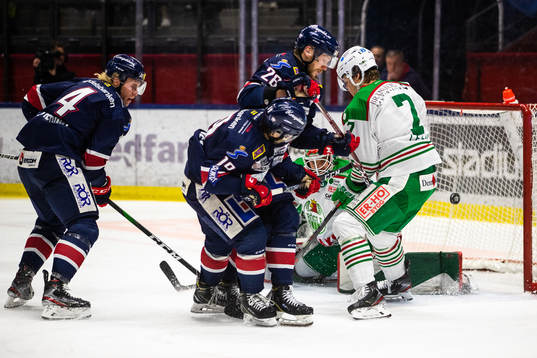 Linköpings Joe Whitney gör 4-1 bakom Rögles målvakt